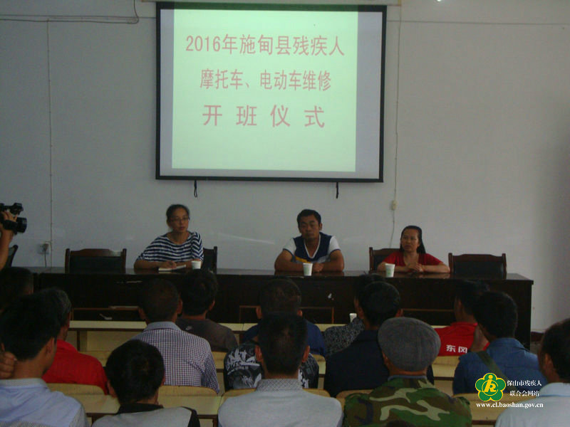 摩托车电动车修理培训老师在授课