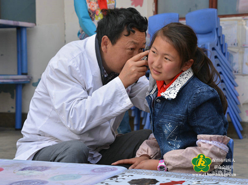 县人民医院李学武书记为学生检查耳朵