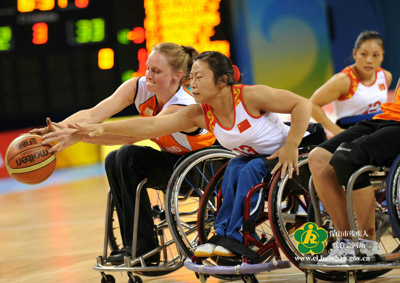 李艳华在2008年北京残奥会轮椅篮球赛场上(中)